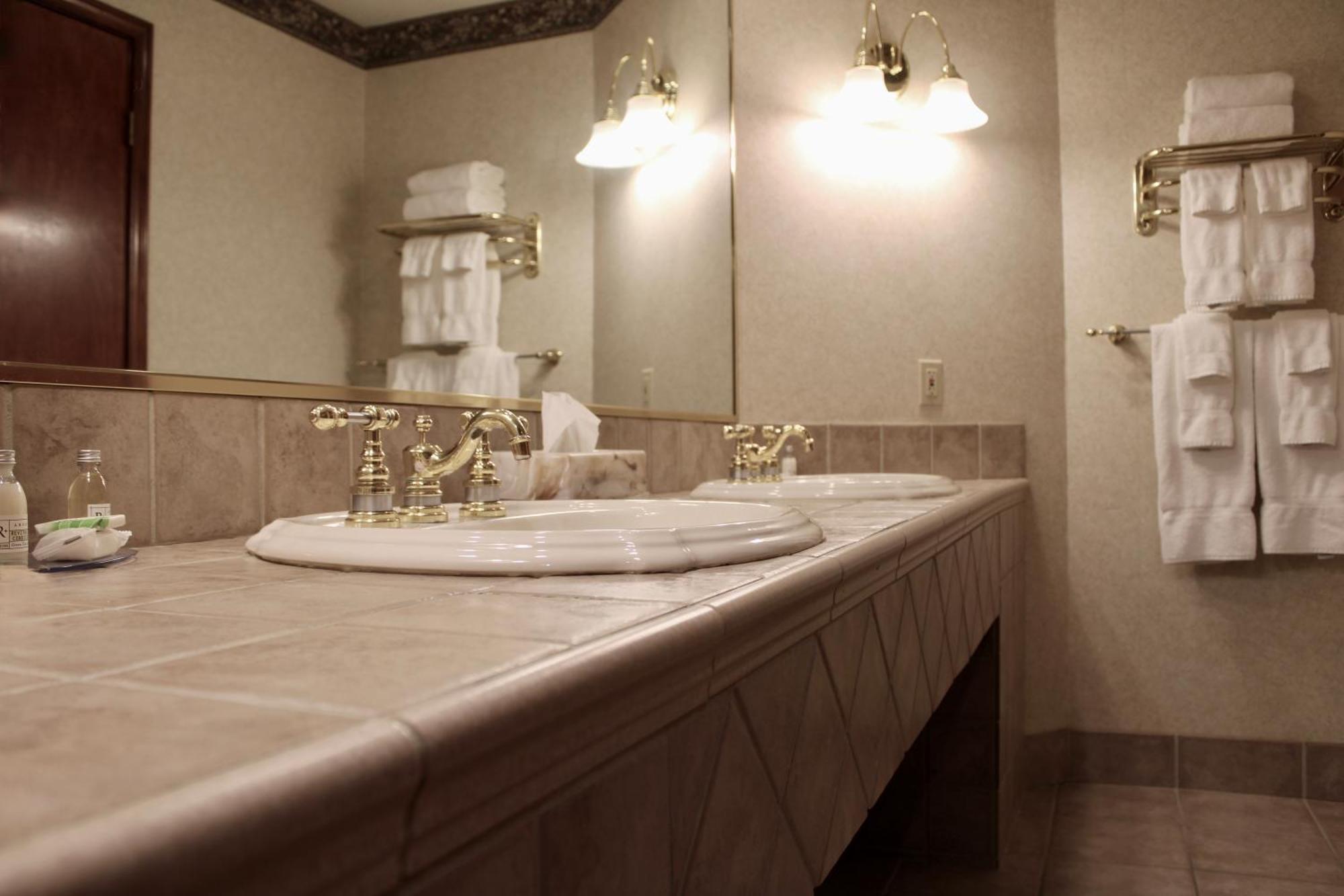 The Carlton Lodge Adrian Bagian luar foto