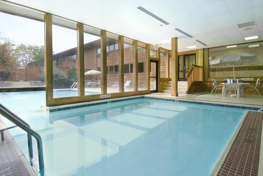 The Carlton Lodge Adrian Bagian luar foto